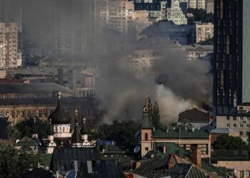 Καπνοί στο κέντρο του Κιέβου από τους βομβαρδισμούς / πηγή:  Reuters