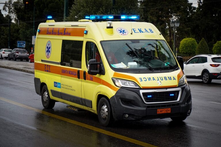 Κόρινθος: Αυτοκίνητο συγκρούστηκε με λεωφορείο – Ένας τραυματίας